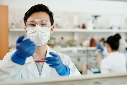 Über den Pharmahersteller Dr. KADE Berlin (Credit: Edward Jenner von Pexels)